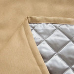 Textile beige avec doublure matelassée en losanges, idéal pour vestes d'hiver modernes, offrant à la fois élégance et confort thermique. Design soigné et finitions de qualité.