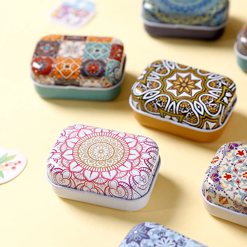 boîtes métalliques rétro motifs alimentaires multicolores vintage gris bleu jaune violet opaques portables respectueuses