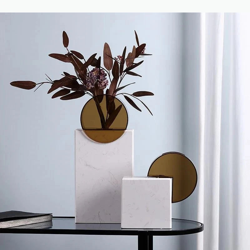 vase moderne marbre blanc veiné vase ambré translucide décoration table géométrique arrangement floral