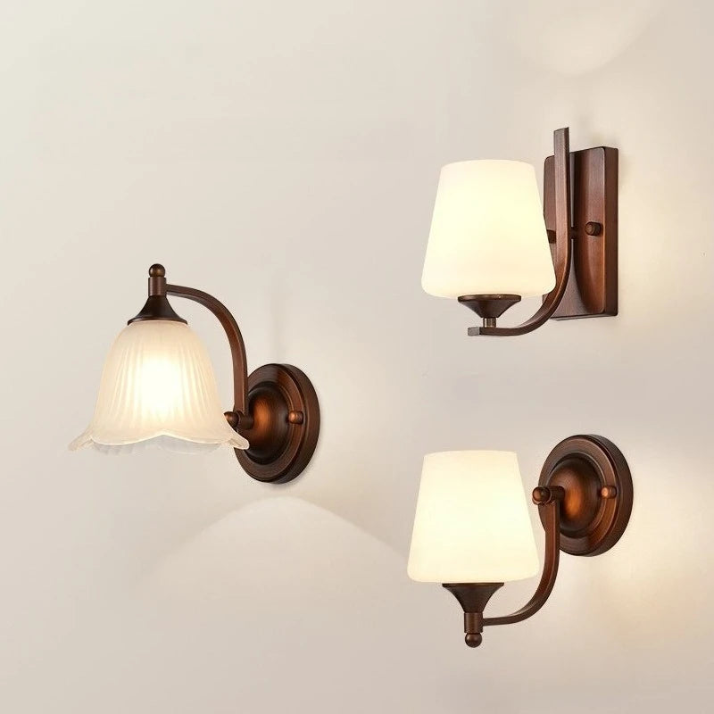 lampe murale classique bronze foncé abat jour blanc verre opaque éclairage intérieur ambiance chambre
