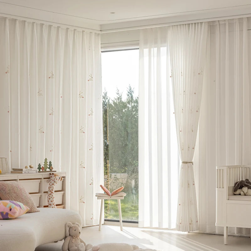 rideau tulle blanc brodé lapins pompons roses moderne translucide fenêtre chambre enfant salon maison