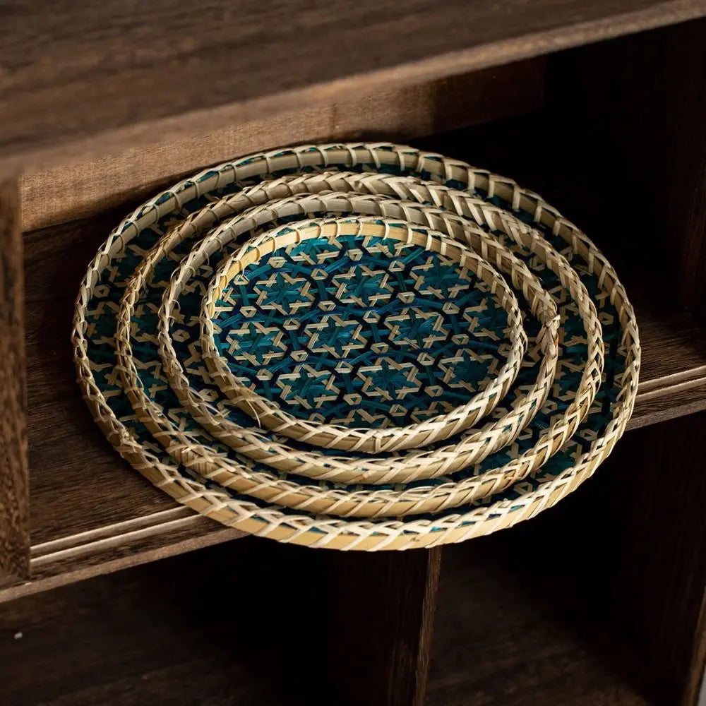 assiettes rotin naturel bleu vert marron motif géométrique tressé taille 15cm 25cm 35cm traditionnel