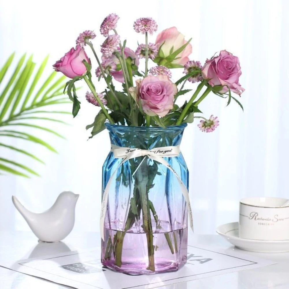 vases modernes élégants couleurs bleu violet rose facettes rayures opaques décoration intérieure arrangement fleurs