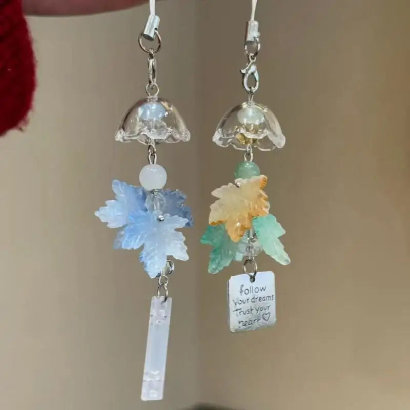 boucles d'oreilles fleurs pompons peluche plaque métallique gravée chic romantique transparent vert bleu orange
