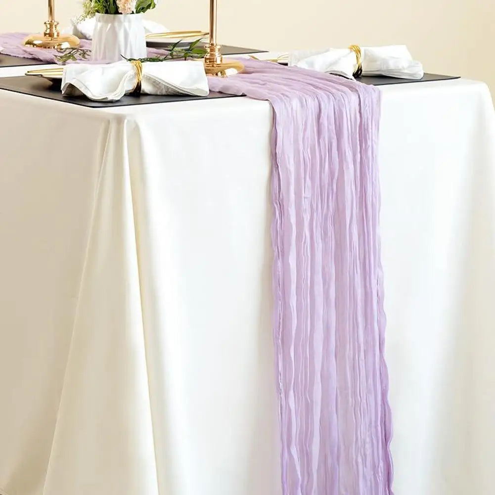 chemin table plissé moderne vert olive beige rouge brun élégant assiettes fourchettes couteaux serviettes