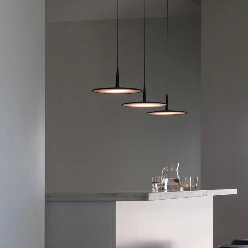 lampe suspendue moderne noir blanche contemporaine cuisine salon restaurant étude chambre balancelle