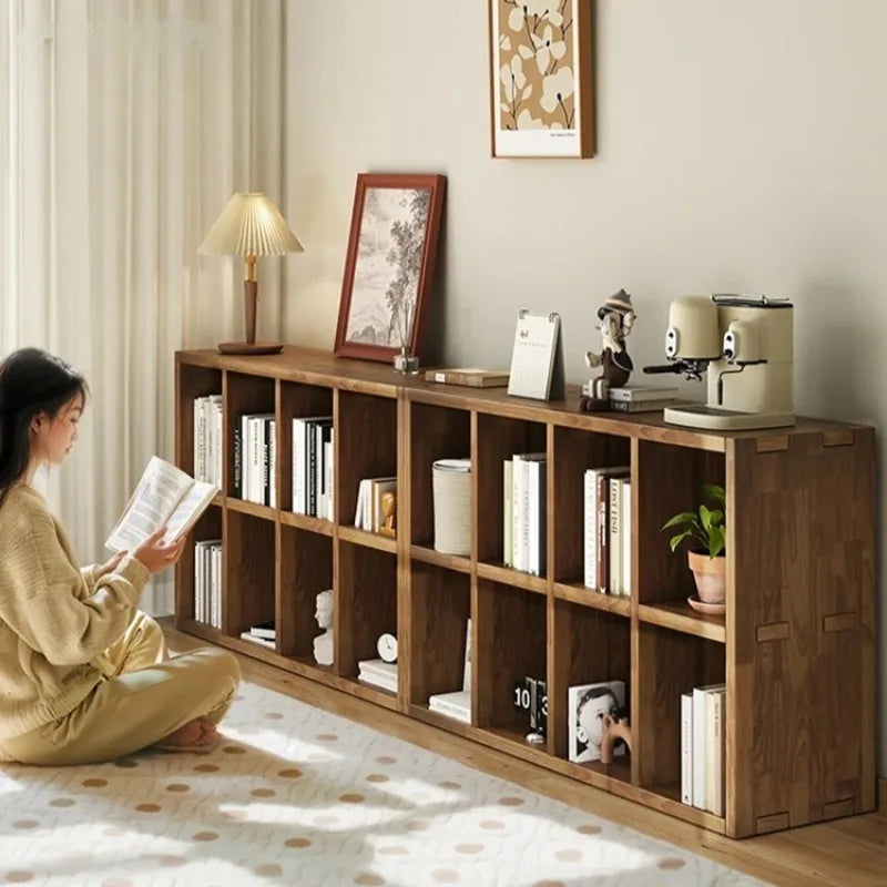 meuble compartiments bois marron clair texture naturelle moderne rangement livres cadres statues horloges