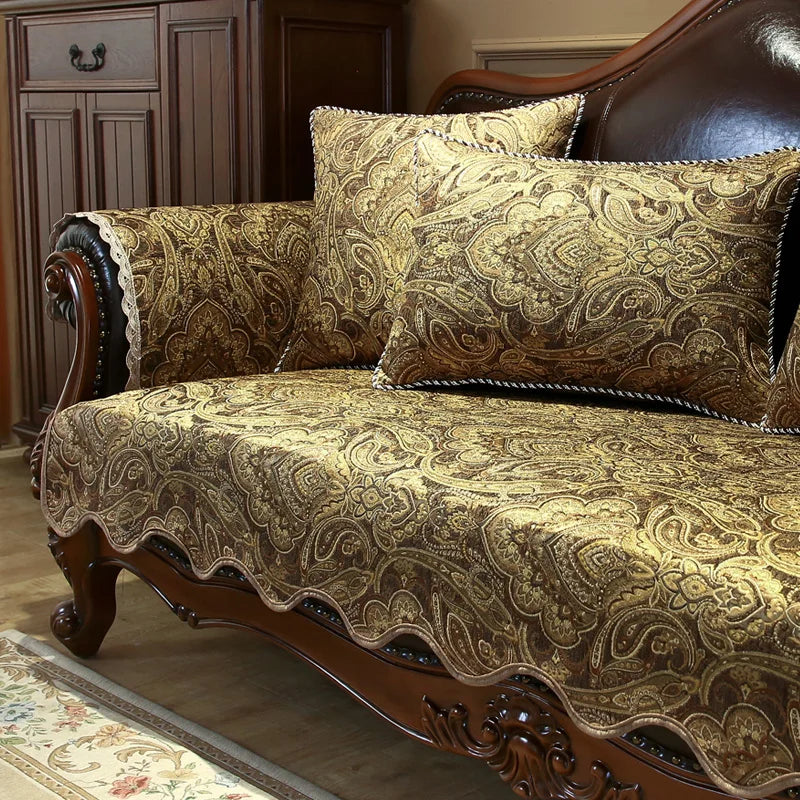 Élégant canapé capitonné avec un motif de damassé doré et brun, placé dans un intérieur classique avec des meubles en bois foncé.