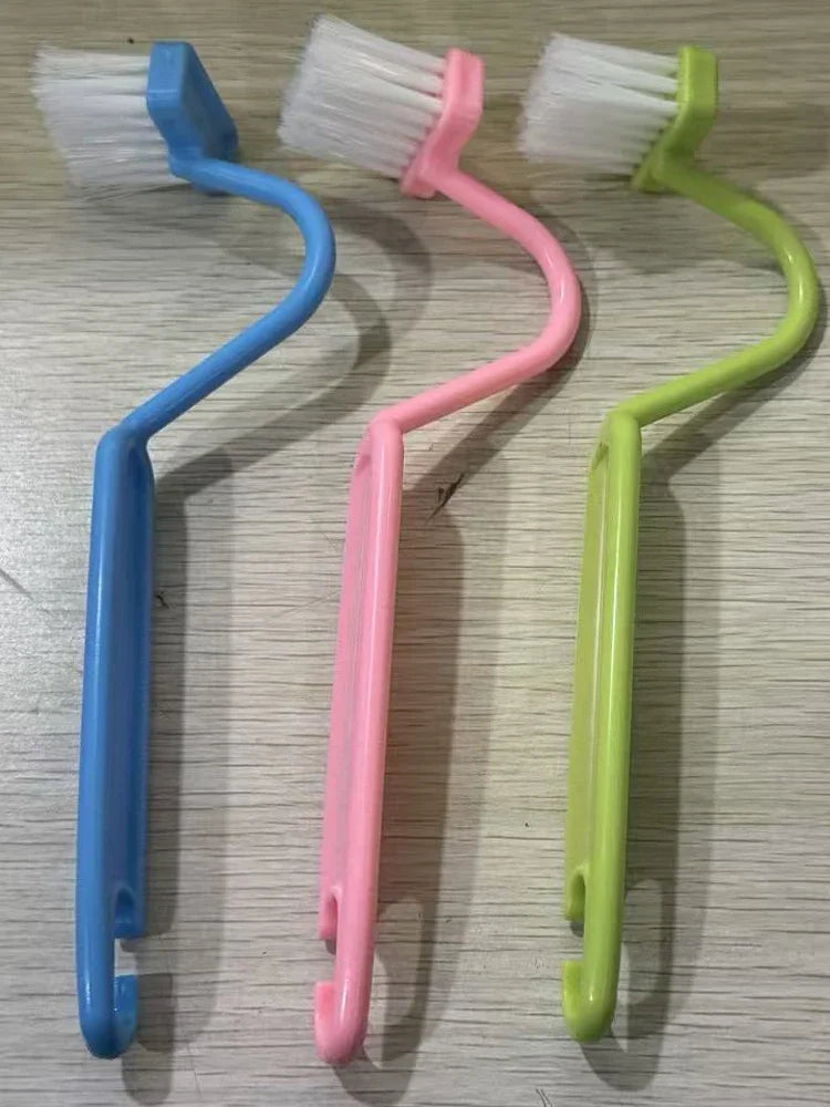 brosse toilette incurvée poignée bleue verte rose fixations pratiques utilitaires salle bains
