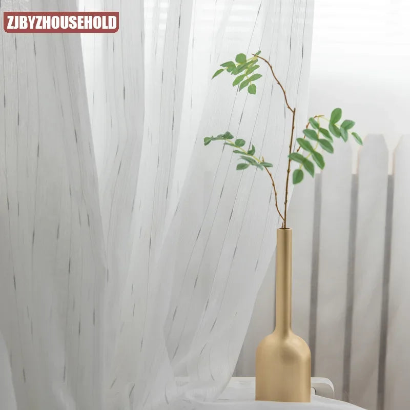 rideau blanc moderne transparent rayures verticales fines fenêtre salon chambre maison
