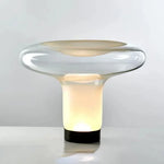 Lampe champignon en verre art déco sur table de chevet blanche
