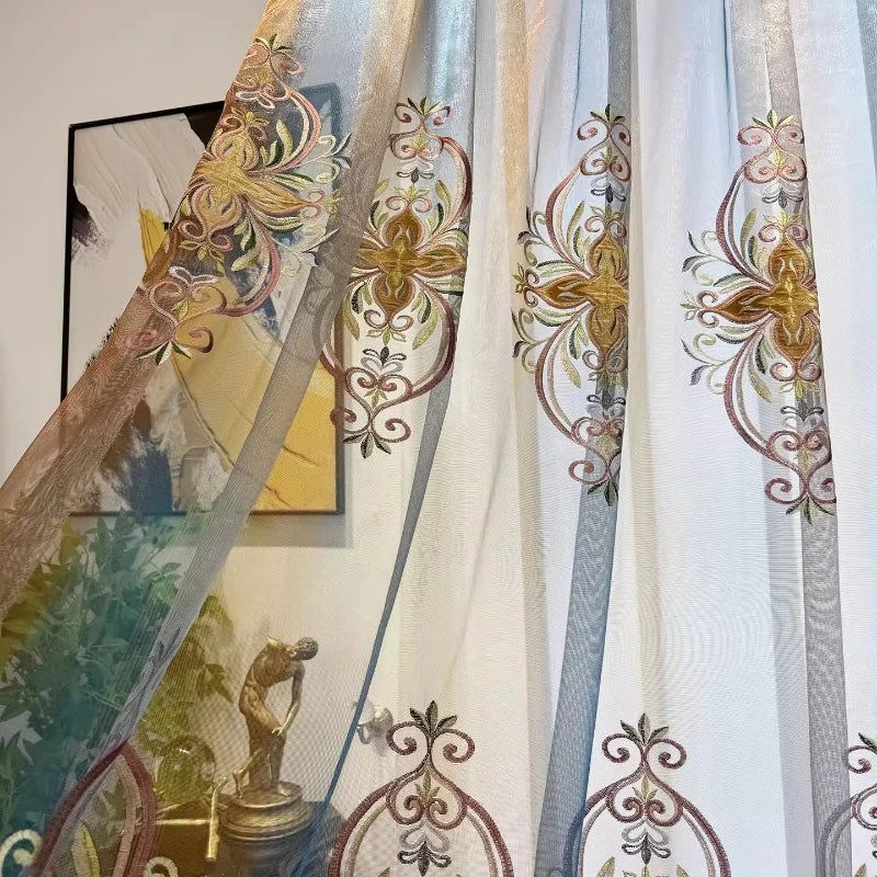 rideau translucide broderie florale élégant blanc bleu salon chambre fenêtre maison classique