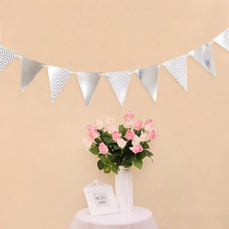 décoration fête guirlande métallisée triangles fleurs artificielles vase moderne blanc or argent