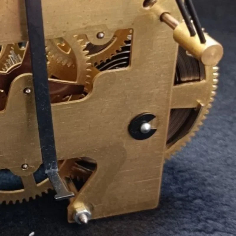 horloges mécaniques antiques dorées engrenages vis ajustables classique
