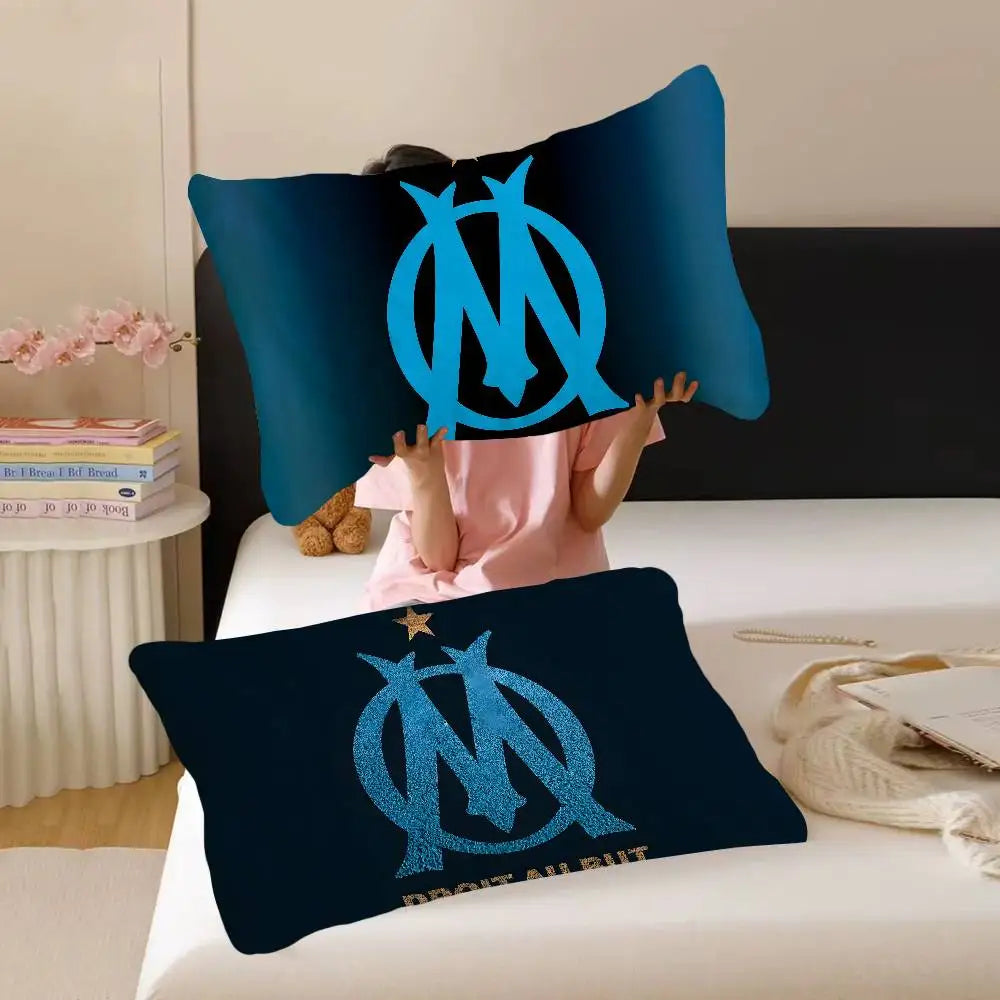 Taie d'oreiller OM motif logo