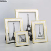 cadre photo argenté motif nacré élégant décoration murale moderne sophistiquéeintérieur blanc doré fixations