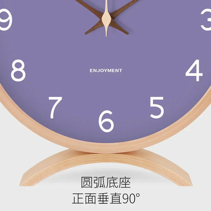 horloge moderne bois naturel cadran blanc chiffres noirs fond violet gris