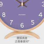 horloge moderne bois naturel cadran blanc chiffres noirs fond violet gris