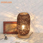 Lampe de chevet en rotin allumée avec éclairage bleu dans une chambre