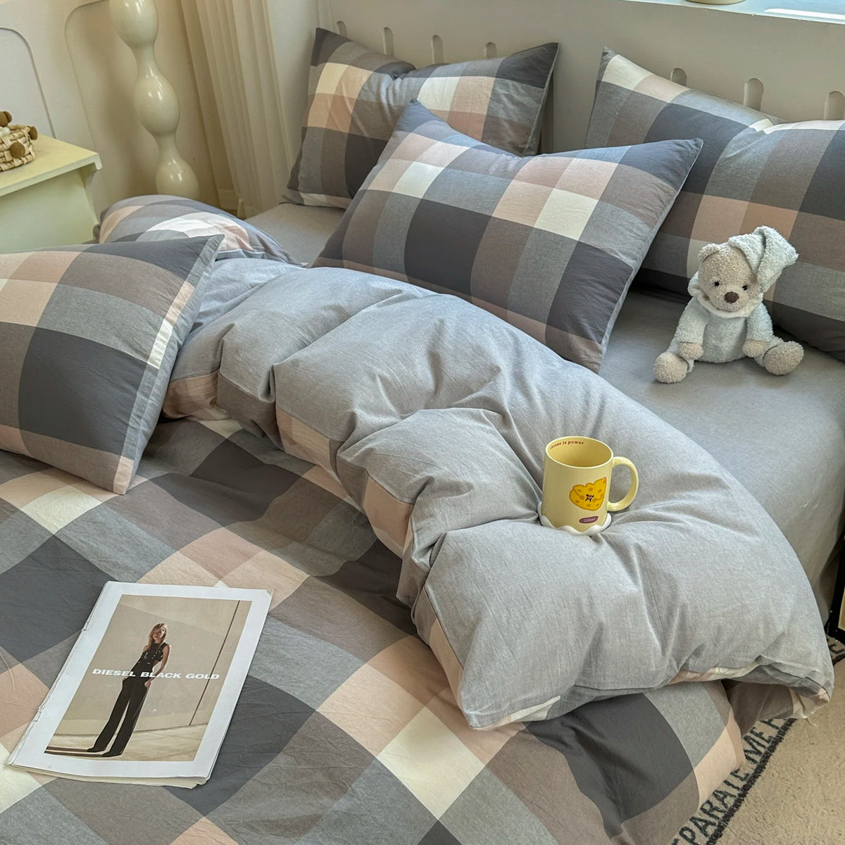 Vue de la housse de couette sur un lit queen avec décoration zen
