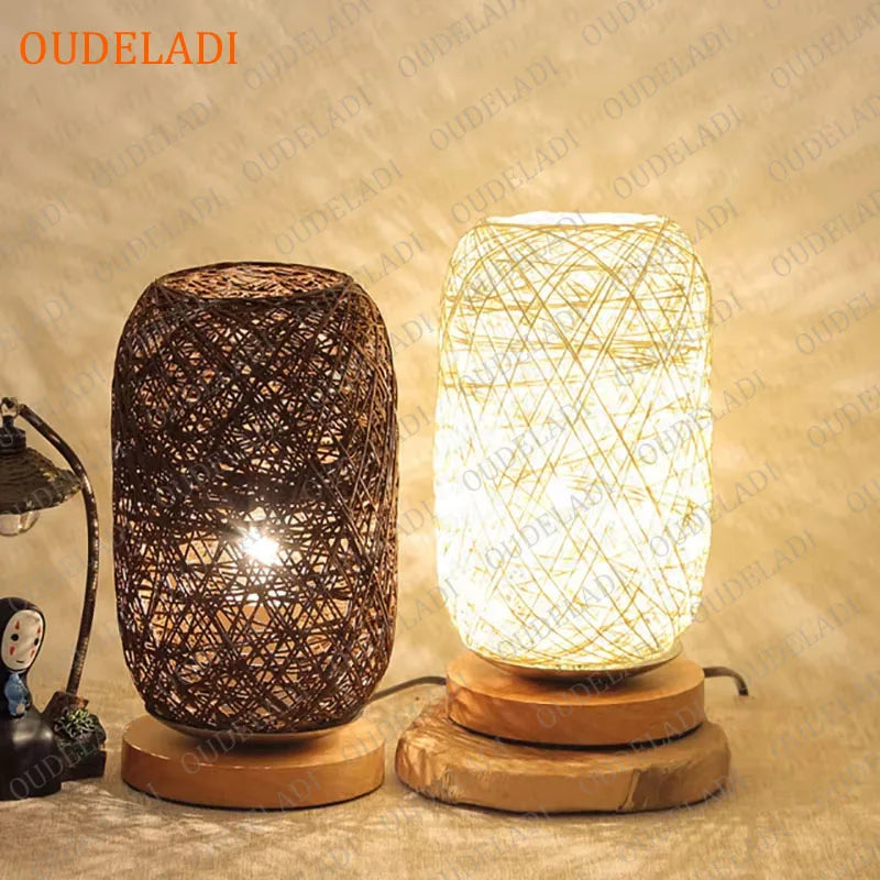 Lampe de chevet en rotin avec abat-jour rouge dans un salon cosy