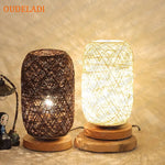 Lampe de chevet en rotin avec abat-jour rouge dans un salon cosy