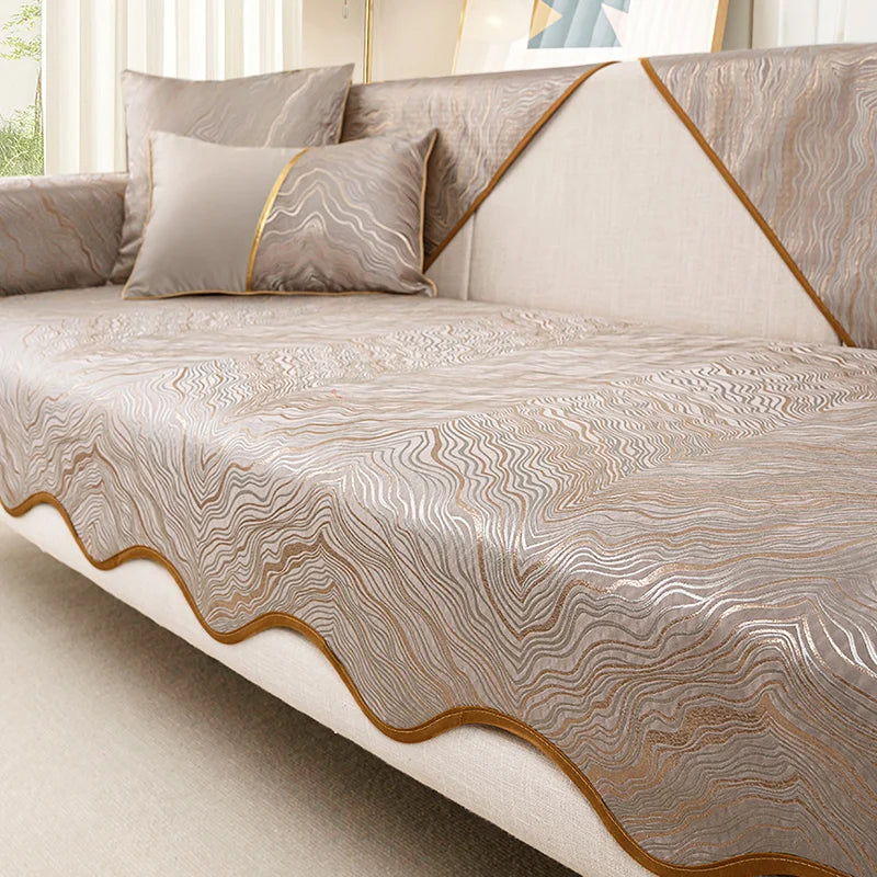 Un couvre-lit moderne avec un motif abstrait ondulé en tons neutres, créant une atmosphère élégante et apaisante dans la chambre.