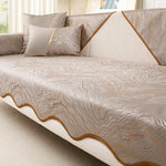 Un couvre-lit moderne avec un motif abstrait ondulé en tons neutres, créant une atmosphère élégante et apaisante dans la chambre.