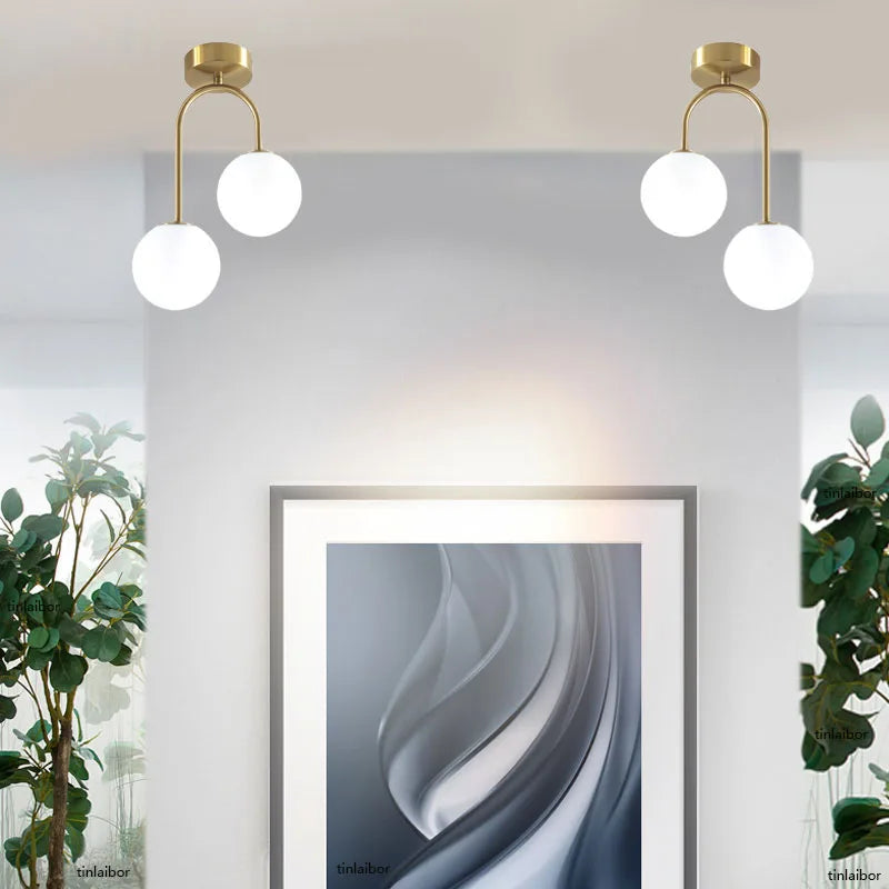lampe suspension moderne or blanc sphères translucides structure métallique minimaliste