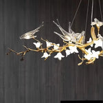 Suspension lumineuse moderne oiseaux transparents branches dorées fleurs blanches led verre chrome poli chambre