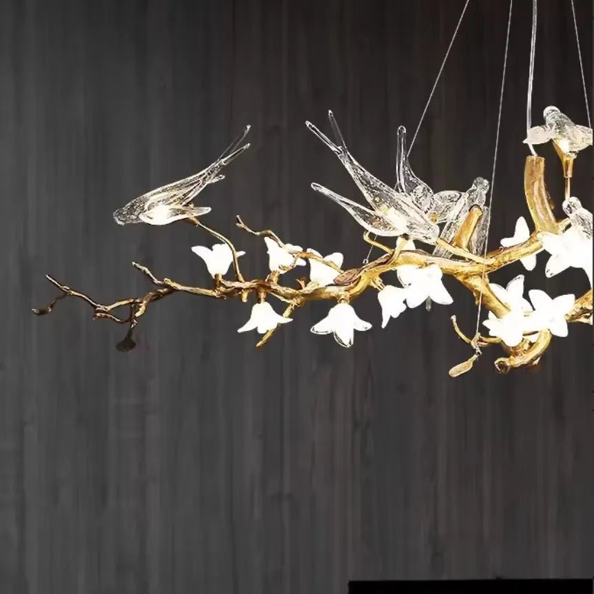 Suspension lumineuse moderne oiseaux transparents branches dorées fleurs blanches led verre chrome poli chambre