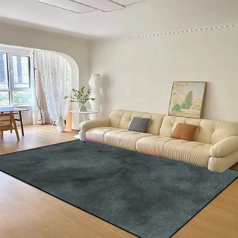 Un salon lumineux avec un grand canapé beige, un tapis vert foncé au sol et une décoration florale apportant une touche de fraîcheur à la pièce.