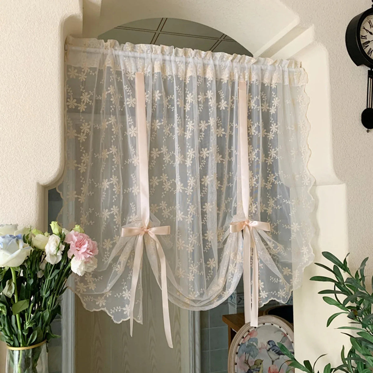 rideau fleuri transparent vintage romantique brodé blanc beige fenêtre hospitalière pastorale
