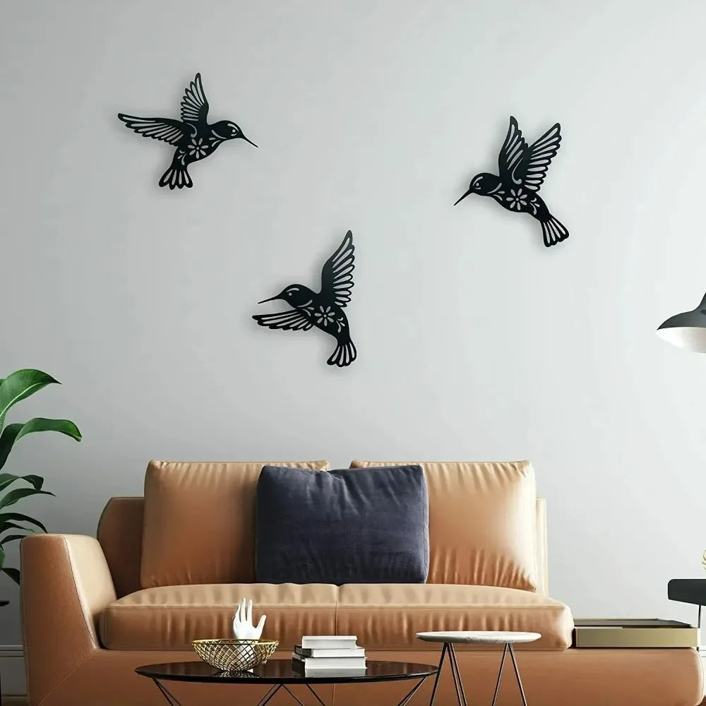 décoration murale moderne oiseaux colibri noir blanc bois clair motifs floraux découpés salon chambre