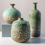 vase céramique rustique vert beige marron texturé variations couleur branches feuilles arrangement floral