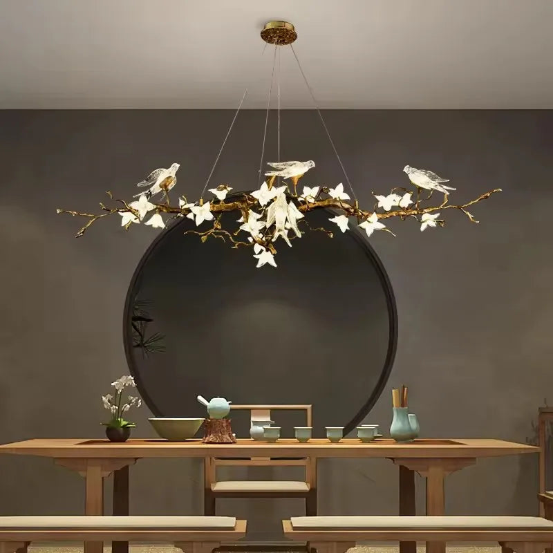 Suspension lumineuse moderne oiseaux transparents branches dorées fleurs blanches led verre chrome poli chambre