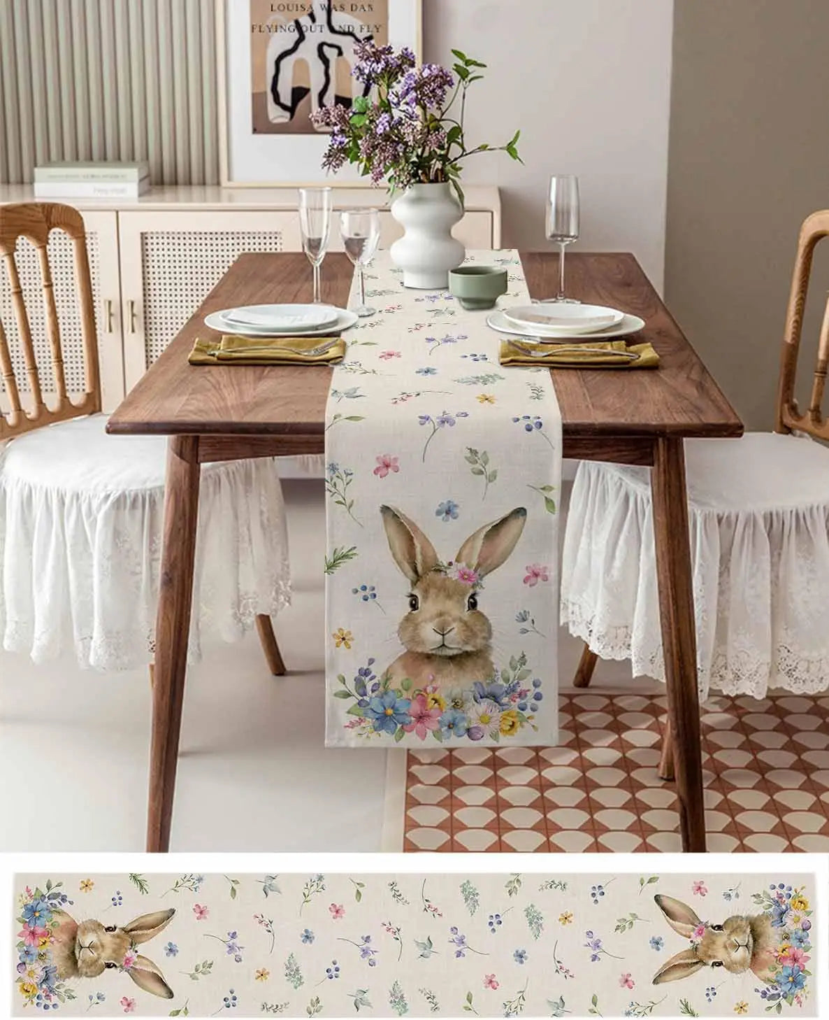 La table est joliment décorée avec des fleurs, des verres et des assiettes, et une nappe avec des motifs floraux et des lapins.