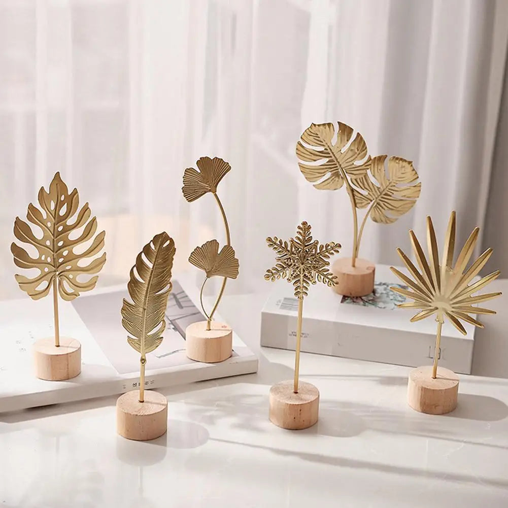 plume dorée feuilles stylisées base bois décoration moderne minimalisteintérieur ornement chambre salon