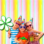 rideau festif arc ciel semi transparent lames verticales motifs joyeux anniversaire mariage