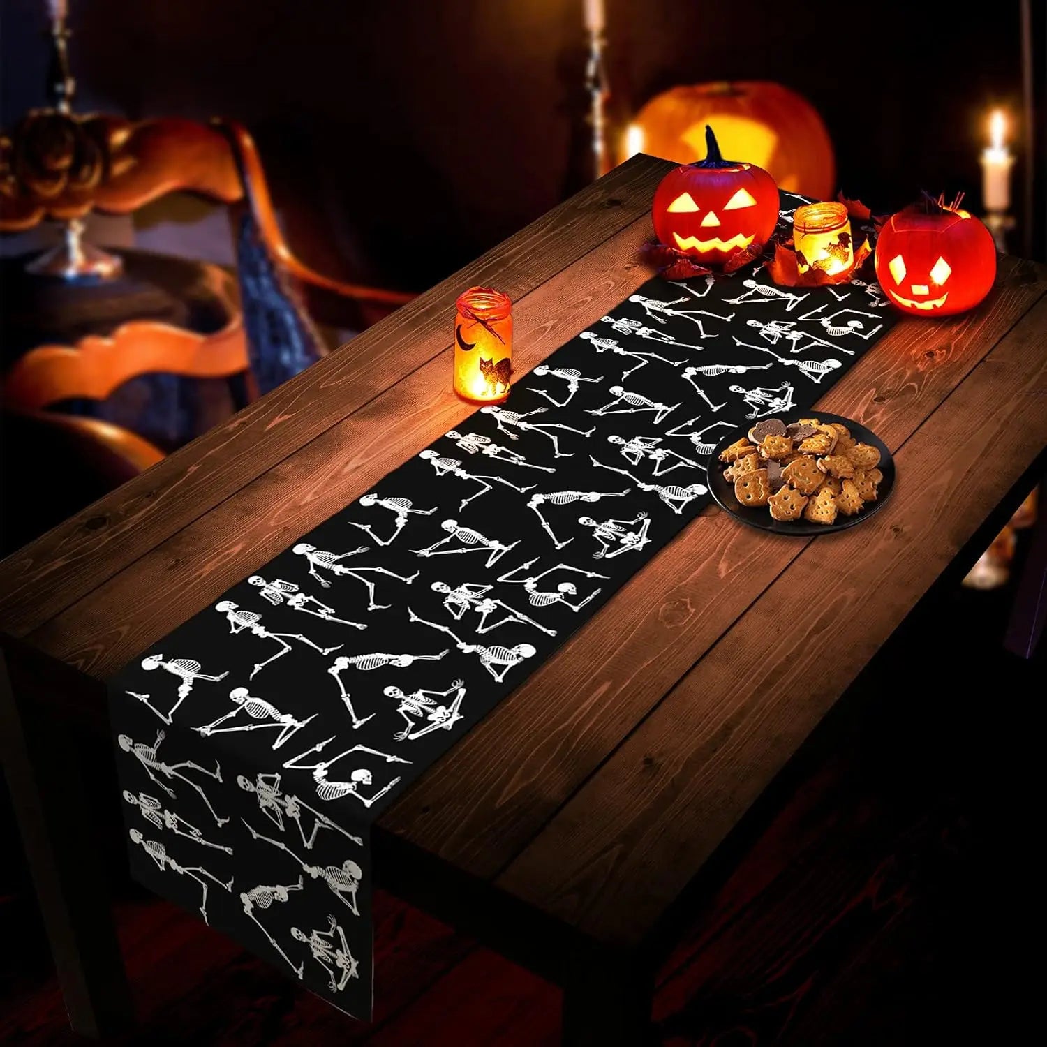 Une table en bois rustique avec des décorations d'Halloween, notamment des citrouilles illuminées, des chandelles et des biscuits effrayants, créant une ambiance festive et mystérieuse.