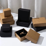 boîtes bijoux carton noir marron clair contemporaines opaques rangement pendentifs boucles d'oreilles cadeaux fêtes