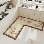 Tapis de cuisine motif floral décoratif, associé à des éléments asiatiques, dans une cuisine blanche moderne et épurée.