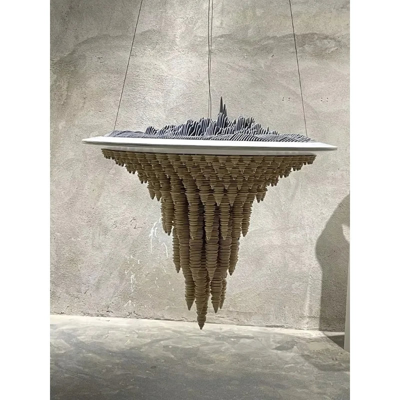 suspension artistique contemporaine marron gris rayures cônes chaînes suspendues décoration intérieure living room objet