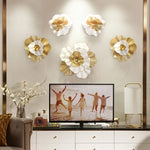 Décoration murale métal installée au-dessus d'un canapé