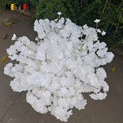 boule fleurs artificielles blanches décor mariage intérieur extérieur support métallique branches pétales multiples texturés