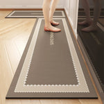 Tapis de course gris avec bordures blanches dans une salle de fitness.