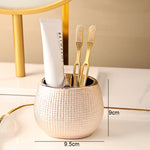 ensemble salle bain moderne or pâle brosse dents savon tube crème blanche distributeur