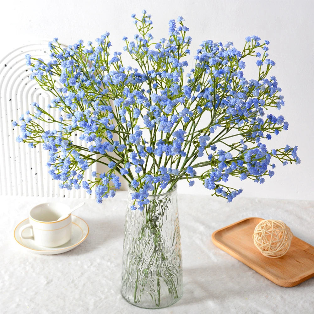 Bouquet artificiel bleu clair petites fleurs rondes moderne décoration intérieure vase plateau table
