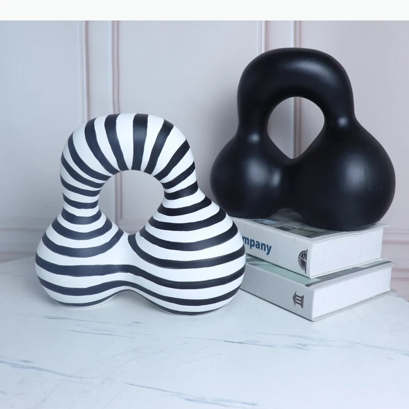 sculpture abstraite moderne ornement rayé noir blanc décoration intérieure contemporain