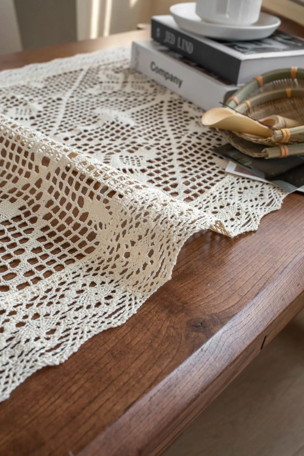 chemin table dentelle beige classique maison coton polyester livres tasses magazines